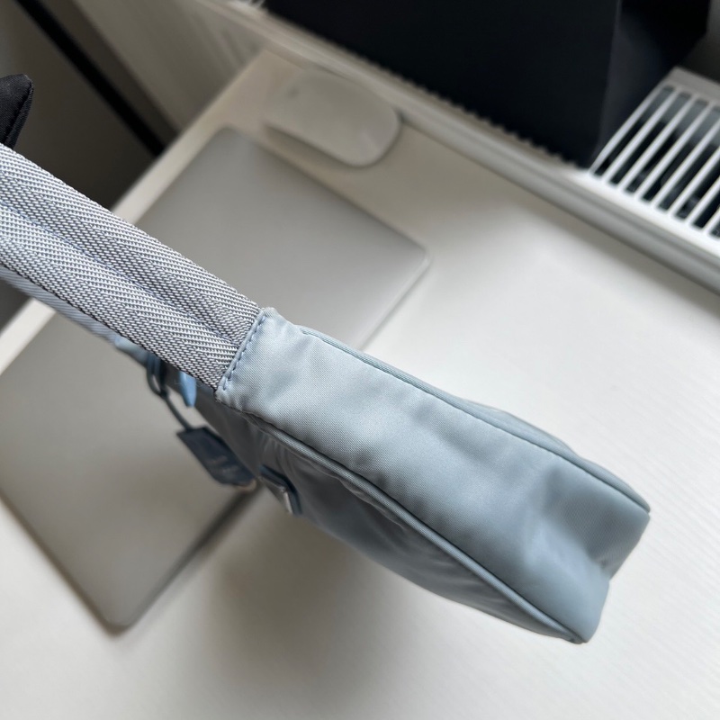 Prada baby藍尼龍包hobo肩背腋下包23*16*6cm 98新配件塵袋-5