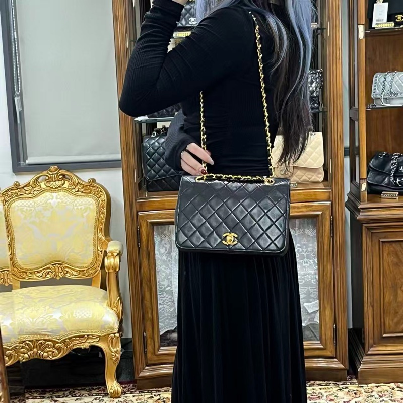 「JL精品代購」 香奈兒中古黑金羊皮大翻蓋書包扣鏈條包-1