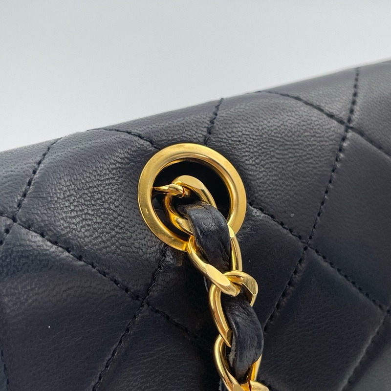 「JL精品代購」 香奈兒中古黑金羊皮大翻蓋書包扣鏈條包-17