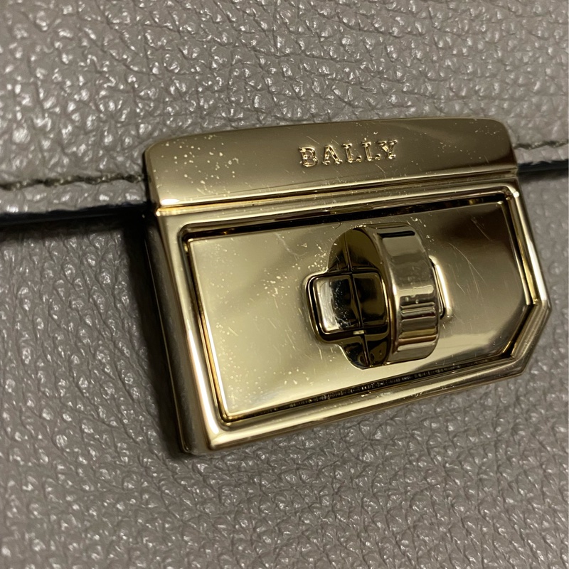 近全新 Bally 大象灰 灰色 鎖頭包 旋鈕 簡約低調 容量大 小方包 大方包 肩背帶 手提 斜背 皮質超好-4