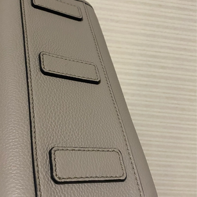 近全新 Bally 大象灰 灰色 鎖頭包 旋鈕 簡約低調 容量大 小方包 大方包 肩背帶 手提 斜背 皮質超好-5