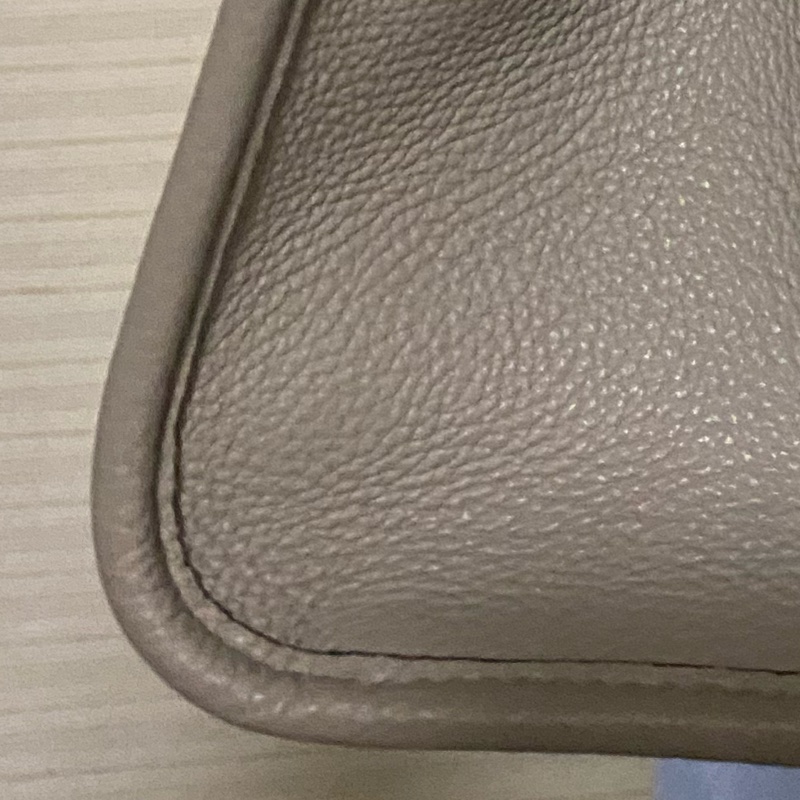 近全新 Bally 大象灰 灰色 鎖頭包 旋鈕 簡約低調 容量大 小方包 大方包 肩背帶 手提 斜背 皮質超好-8