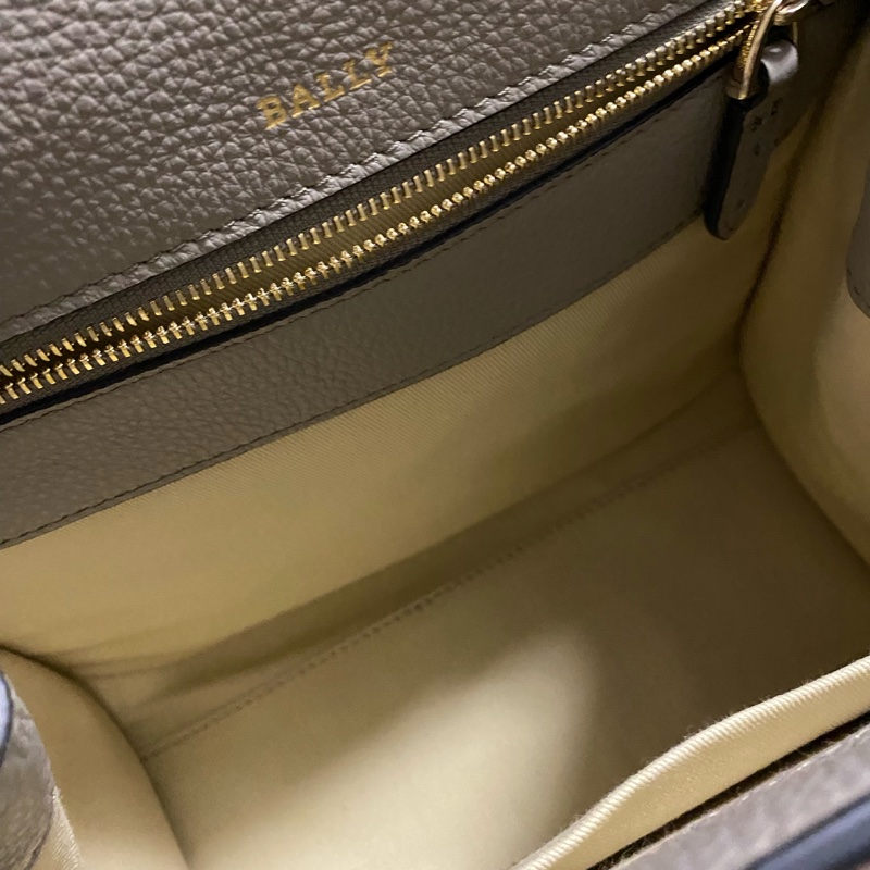 近全新 Bally 大象灰 灰色 鎖頭包 旋鈕 簡約低調 容量大 小方包 大方包 肩背帶 手提 斜背 皮質超好-10