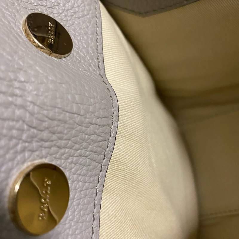 近全新 Bally 大象灰 灰色 鎖頭包 旋鈕 簡約低調 容量大 小方包 大方包 肩背帶 手提 斜背 皮質超好-12