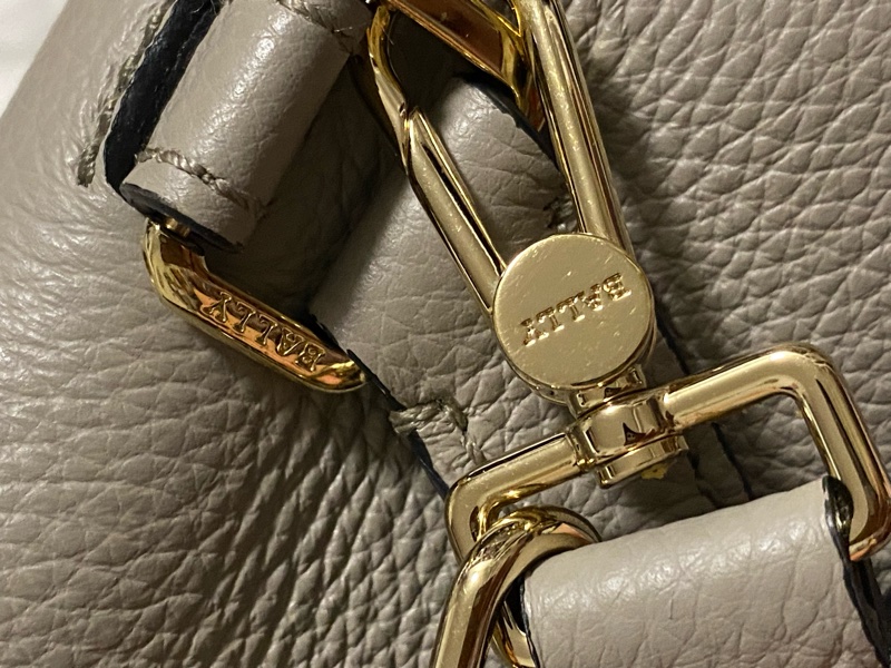 近全新 Bally 大象灰 灰色 鎖頭包 旋鈕 簡約低調 容量大 小方包 大方包 肩背帶 手提 斜背 皮質超好-15