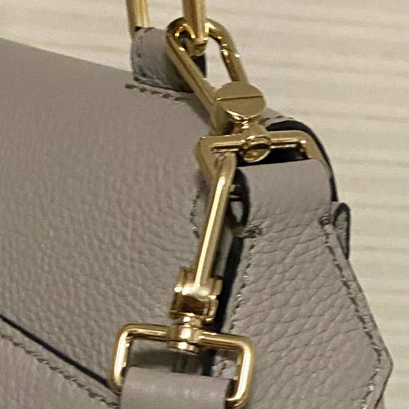 近全新 Bally 大象灰 灰色 鎖頭包 旋鈕 簡約低調 容量大 小方包 大方包 肩背帶 手提 斜背 皮質超好-24