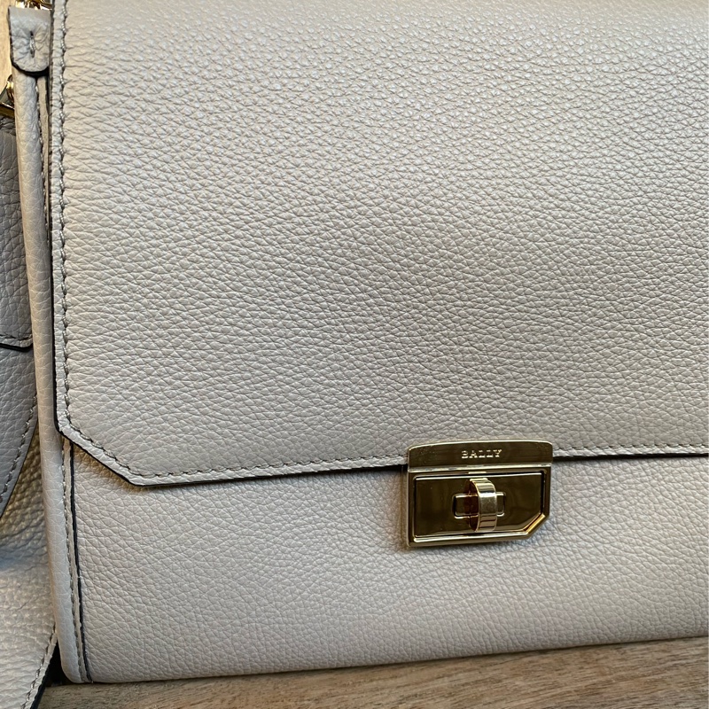 近全新 Bally 大象灰 灰色 鎖頭包 旋鈕 簡約低調 容量大 小方包 大方包 肩背帶 手提 斜背 皮質超好-5