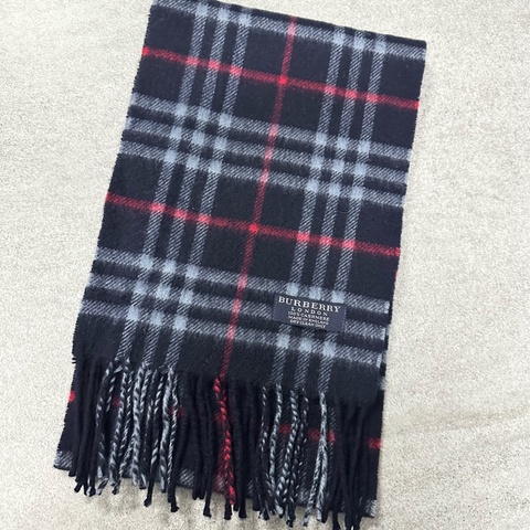 BURBERRY海軍藍格紋羊絨圍巾✨ 過年清倉便宜售～