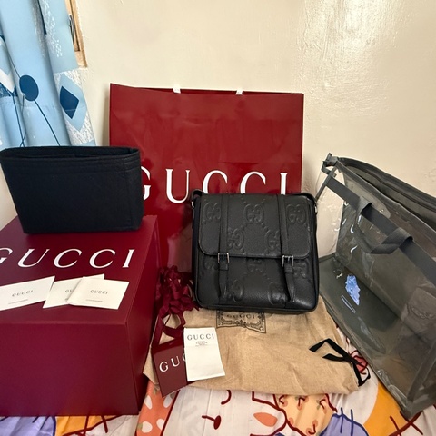 Gucci中型黑色Jumbo GG壓紋皮革側肩背郵差包AABY0 1000