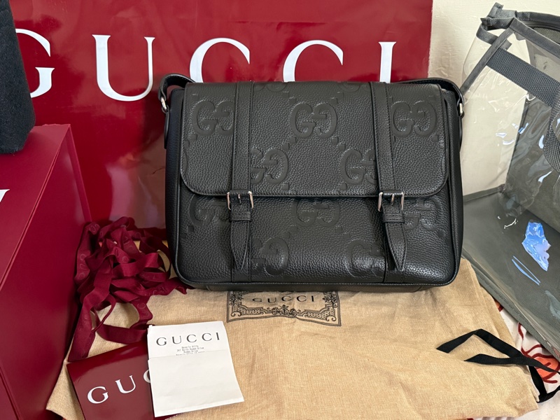 Gucci中型黑色Jumbo GG壓紋皮革側肩背郵差包AABY0 1000-1