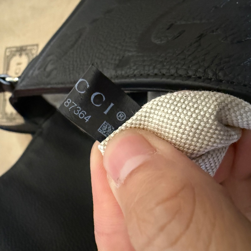 Gucci中型黑色Jumbo GG壓紋皮革側肩背郵差包AABY0 1000-4