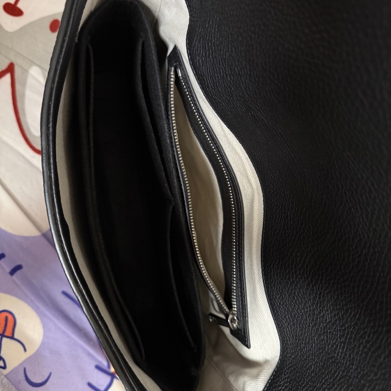 Gucci中型黑色Jumbo GG壓紋皮革側肩背郵差包AABY0 1000-6