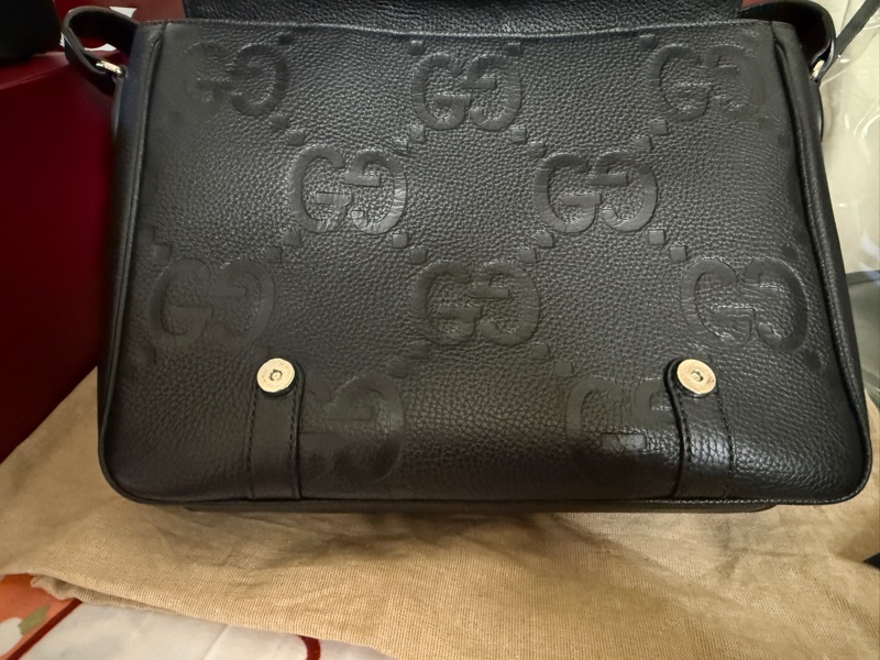 Gucci中型黑色Jumbo GG壓紋皮革側肩背郵差包AABY0 1000-9