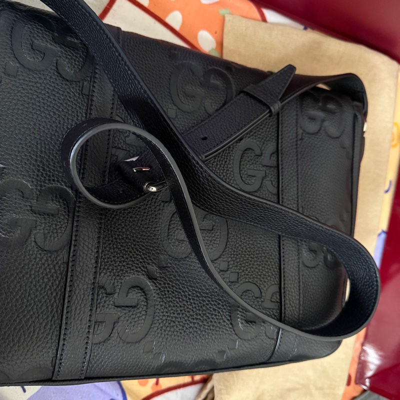 Gucci中型黑色Jumbo GG壓紋皮革側肩背郵差包AABY0 1000-14