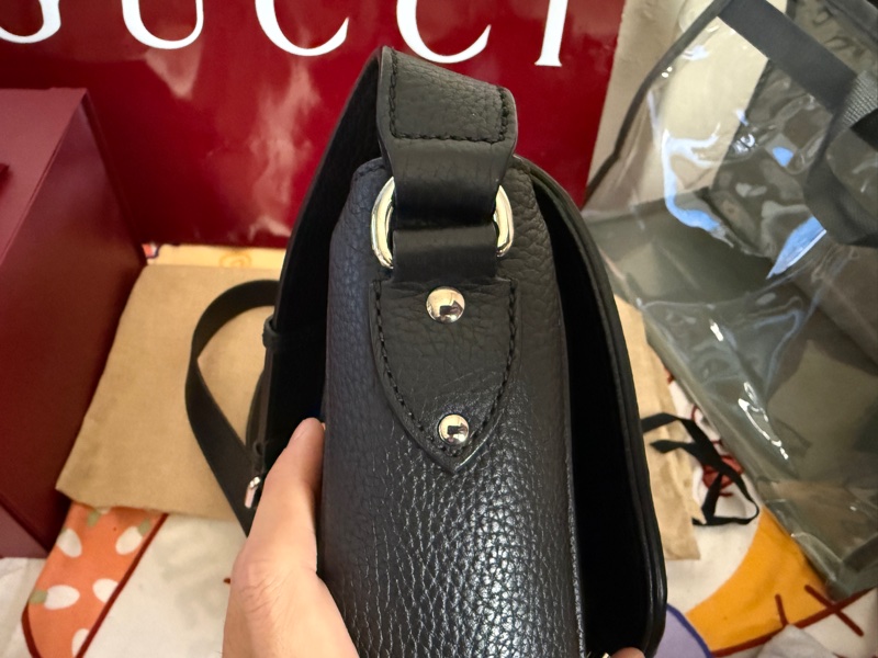 Gucci中型黑色Jumbo GG壓紋皮革側肩背郵差包AABY0 1000-15