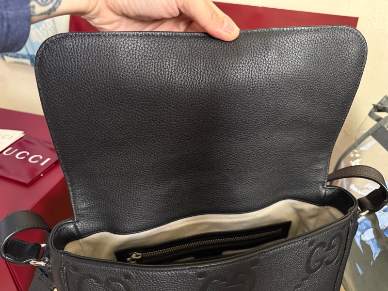 Gucci中型黑色Jumbo GG壓紋皮革側肩背郵差包AABY0 1000-18