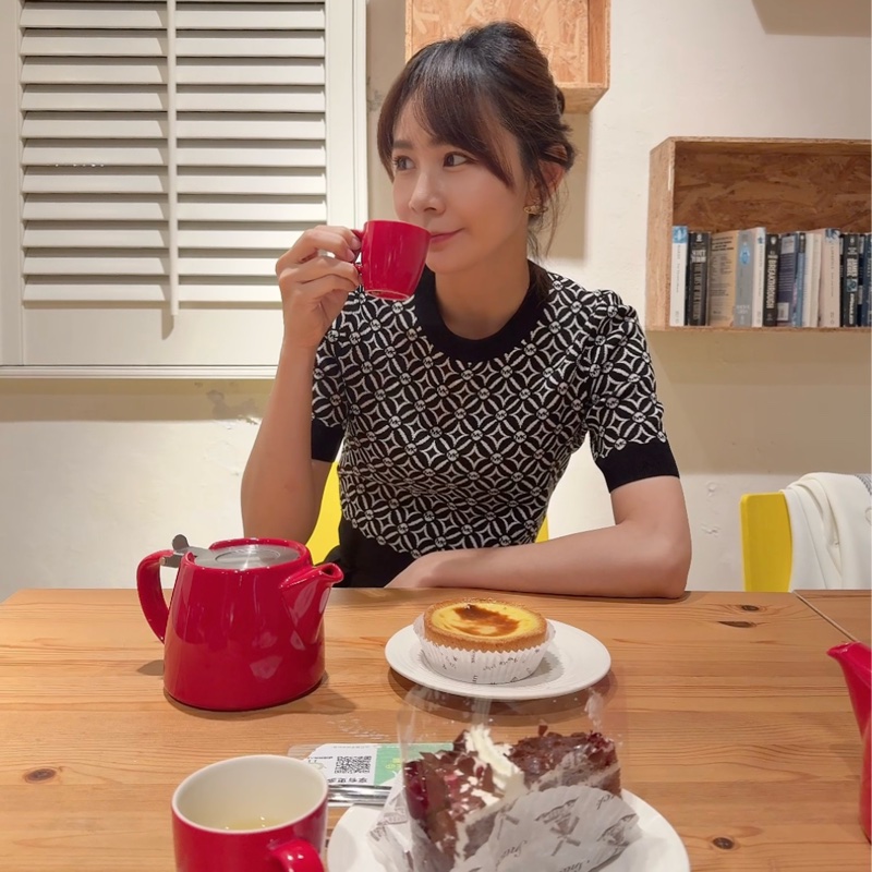 95成新 Michael kors 圖騰 短版 彈性 針織上衣 S號-9