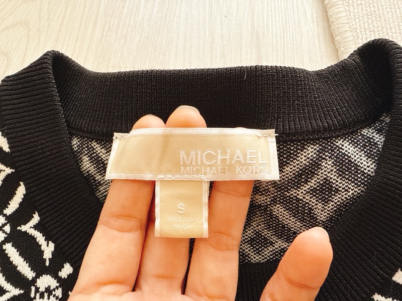 95成新 Michael kors 圖騰 短版 彈性 針織上衣 S號-12