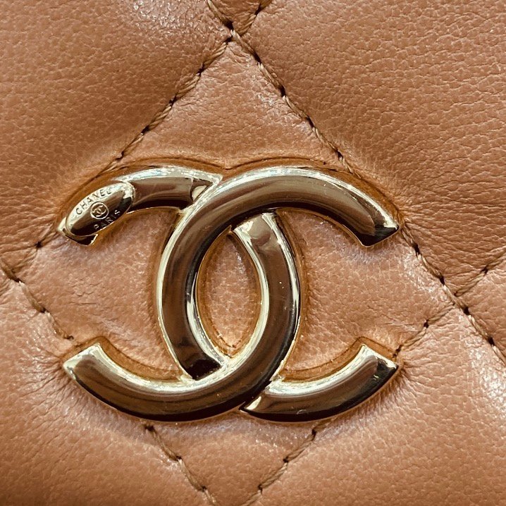 CHANEL 香奈兒 WOC 皮革 緞帶鍊條 側背包 泰奶色-13