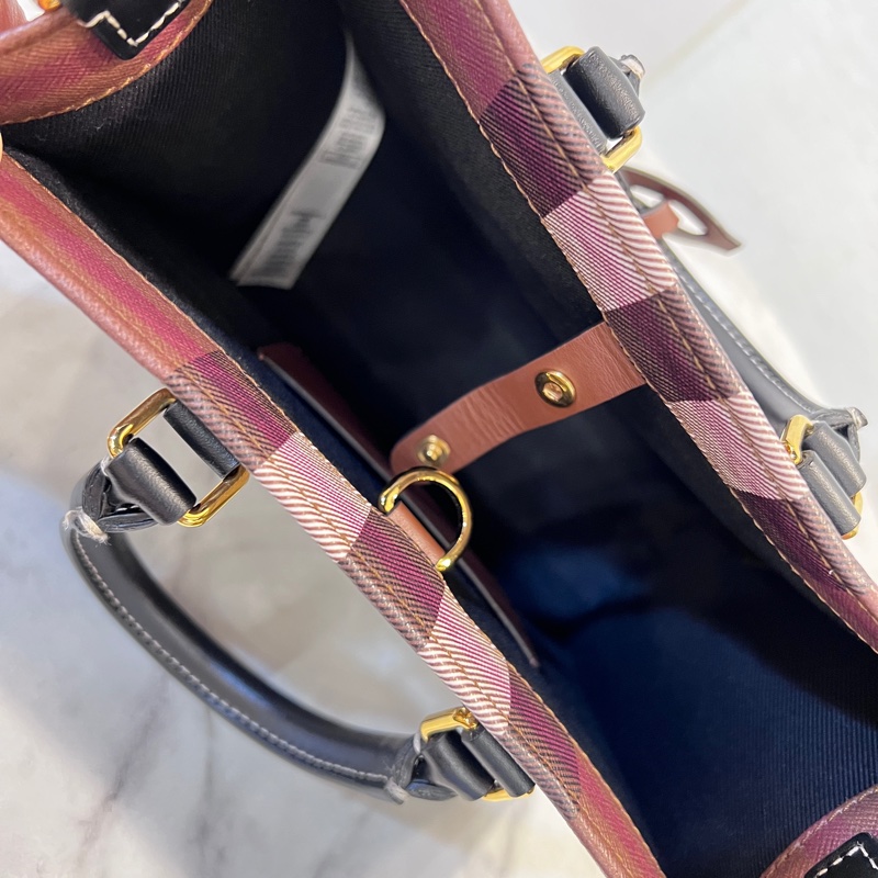 Burberry 經典格紋金釦Freya迷你手提斜背包-10