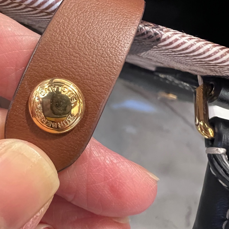 Burberry 經典格紋金釦Freya迷你手提斜背包-13