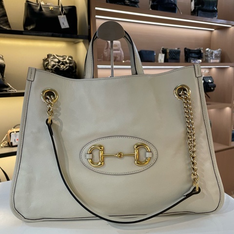 Gucci古驰Horsebit 1955系列中号托特包，白色马衔扣设计，经典款式，容量大，日常通勤、出门都很实用