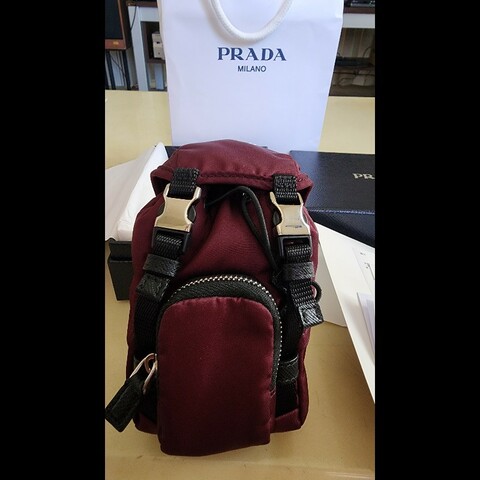 PRADA Re-Nylon 系列酒紅色迷你背包造型鑰匙圈