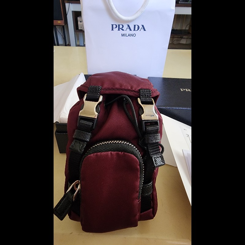 PRADA Re-Nylon 系列酒紅色迷你背包造型鑰匙圈-0