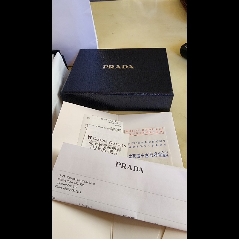 PRADA Re-Nylon 系列酒紅色迷你背包造型鑰匙圈-1