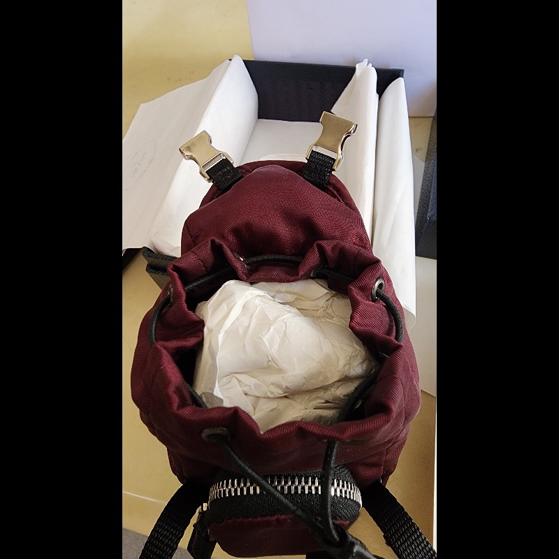 PRADA Re-Nylon 系列酒紅色迷你背包造型鑰匙圈-3