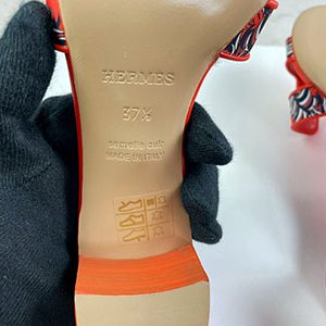 ＊奢華大道國際精品＊【H0412】HERMES橘紅色 絲巾緞面 H粗跟涼鞋 37.5號-7