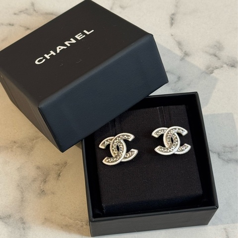 Chanel白邊銀鑽雙C耳環 氣質又帶貴氣❤️