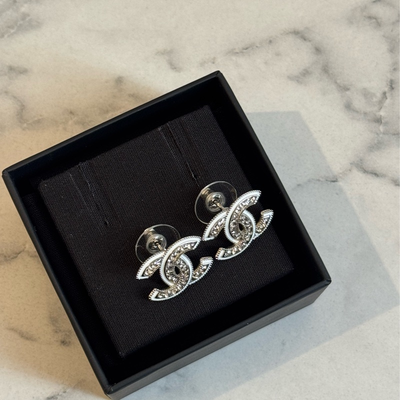 Chanel白邊銀鑽雙C耳環 氣質又帶貴氣❤️-2