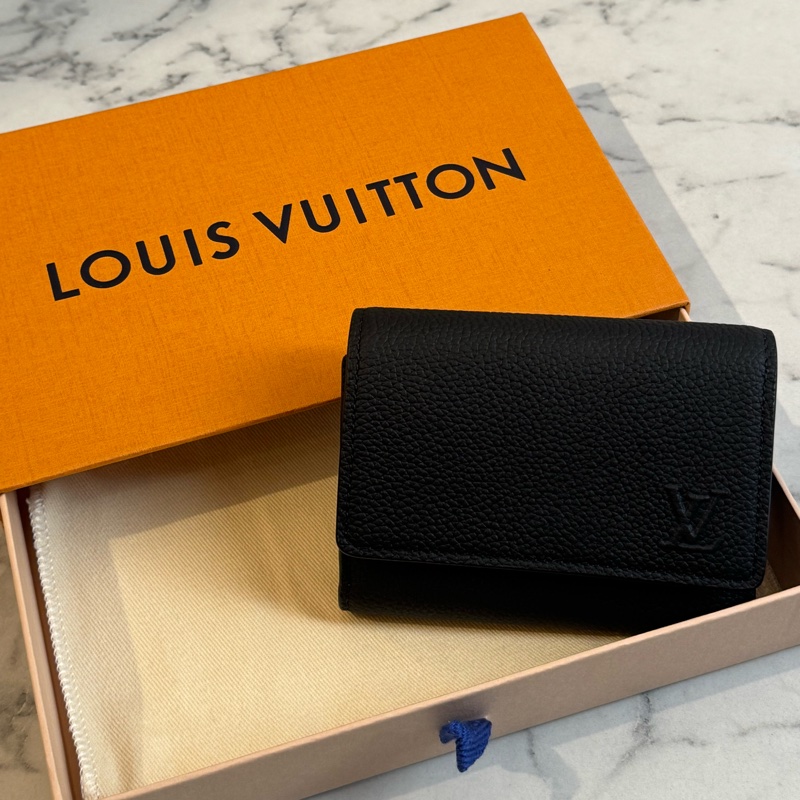 LV M26250黑皮革三折短夾-0