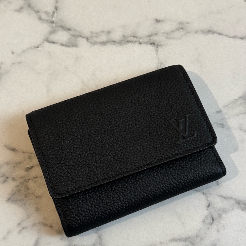 LV M26250黑皮革三折短夾-1