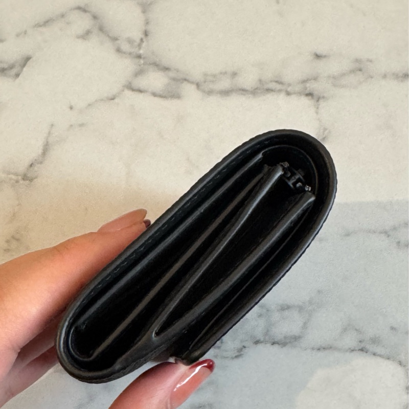 LV M26250黑皮革三折短夾-3