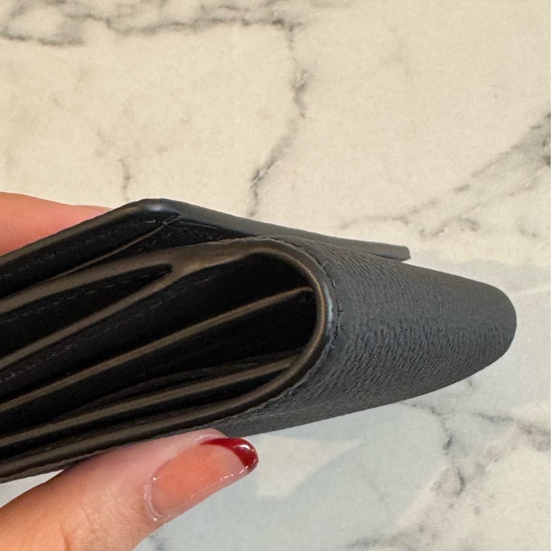 LV M26250黑皮革三折短夾-7