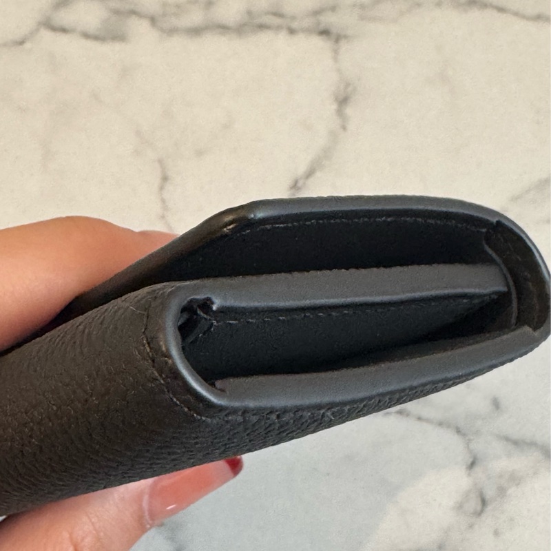 LV M26250黑皮革三折短夾-9