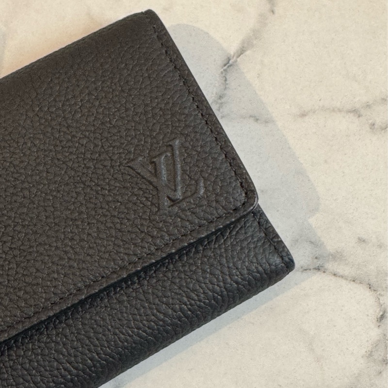 LV M26250黑皮革三折短夾-10