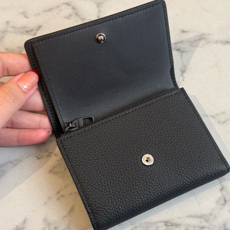 LV M26250黑皮革三折短夾-12