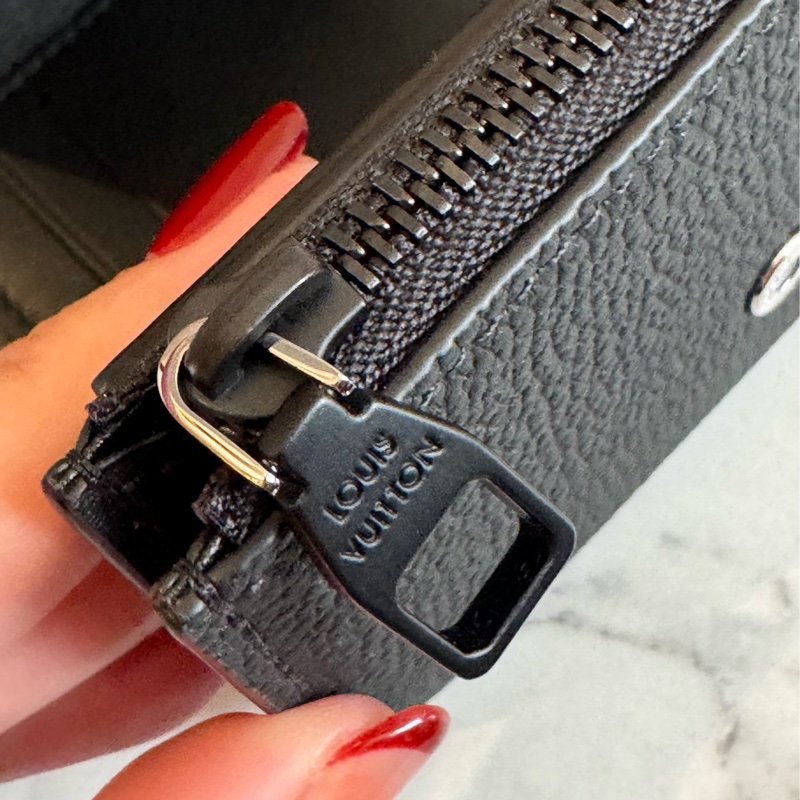 LV M26250黑皮革三折短夾-16