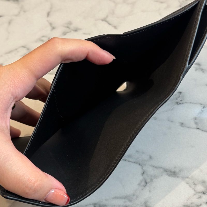 LV M26250黑皮革三折短夾-21