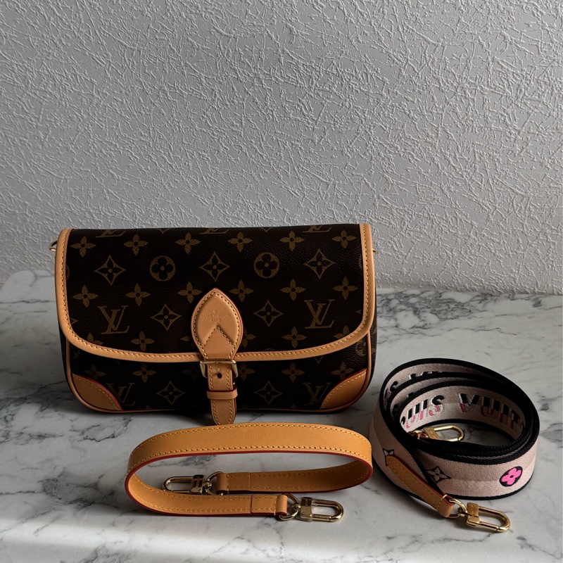 LV M45985花紋法棍包  經典又好用-0