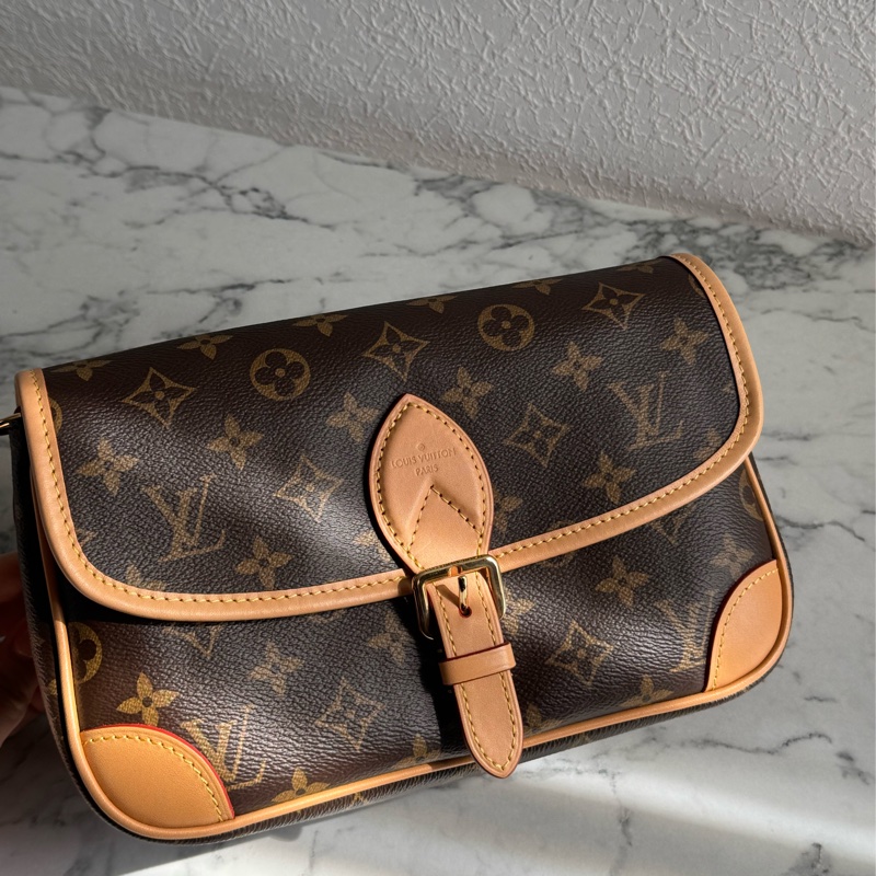 LV M45985花紋法棍包  經典又好用-1