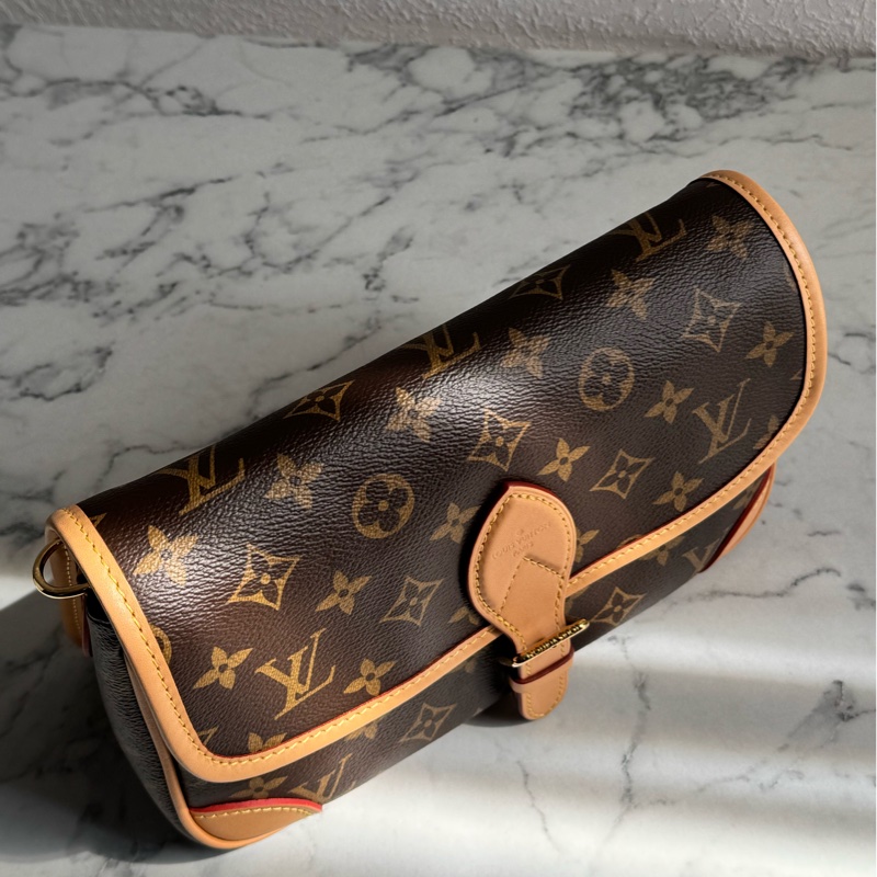 LV M45985花紋法棍包  經典又好用-2