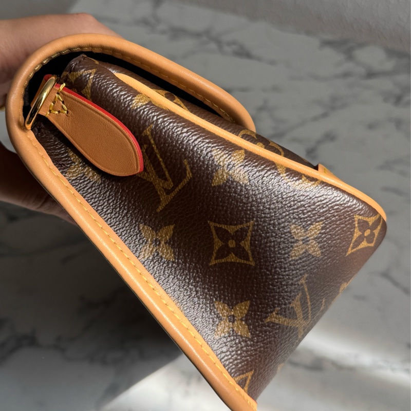 LV M45985花紋法棍包  經典又好用-3