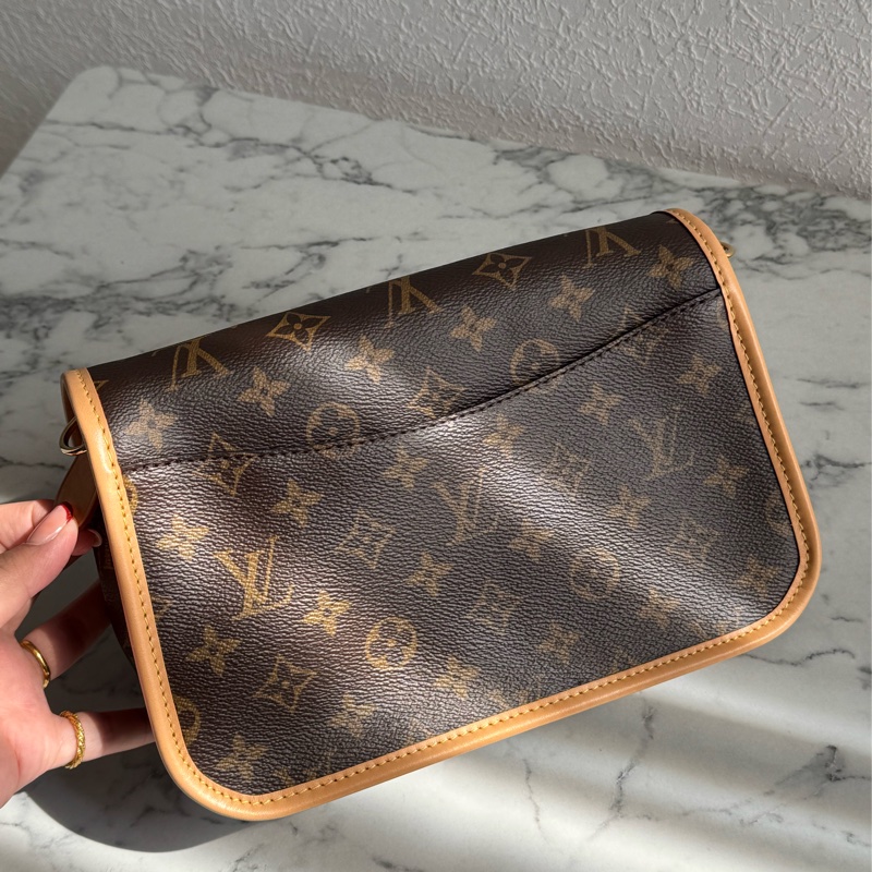 LV M45985花紋法棍包  經典又好用-5