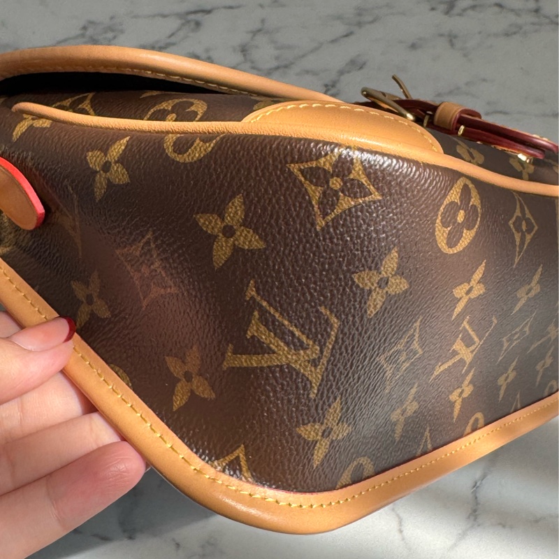 LV M45985花紋法棍包  經典又好用-7