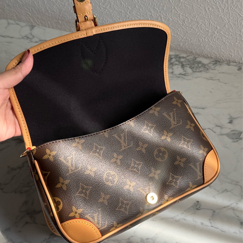 LV M45985花紋法棍包  經典又好用-11