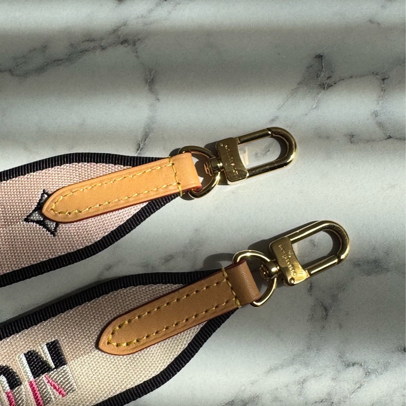 LV M45985花紋法棍包  經典又好用-27